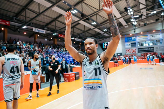 BARMER 2. Basketsball Bundesliga ProA Saison 2021 2022 Playoff Viertelfinale Spiel 5 am 01.5.22 Medipolis SC Jena vs Uni Baskets Paderborn Rayshawn Simmons (Jena) freut sich über den Sieg in Spiel 5 gegen Paderborn Sparkassen Arena