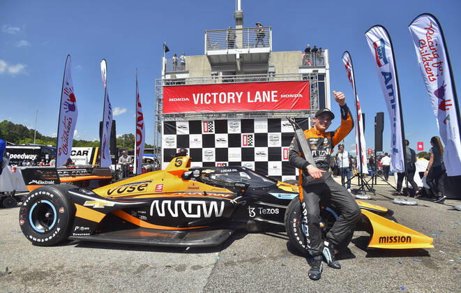 Bilder des Jahres 2022, Sport 05 Mai Sport Themen der Woche KW17 Sport Bilder des Tages May 01, 2022: Arrow McLaren SP-Chevrolet driver Pato OWard holds the first place trophy while giving a thumbs up after winning a NTT IndyCar, Indy Car, IRL, USA Series Race in the Honda Indy Grand Prix of Alabama at Barber Motorsports Park in Leeds, AL. Austin McAfee CSM Leeds USA - ZUMAc04_ 20220501_zaf_c04_107 Copyright: xAustinxMcafeex
