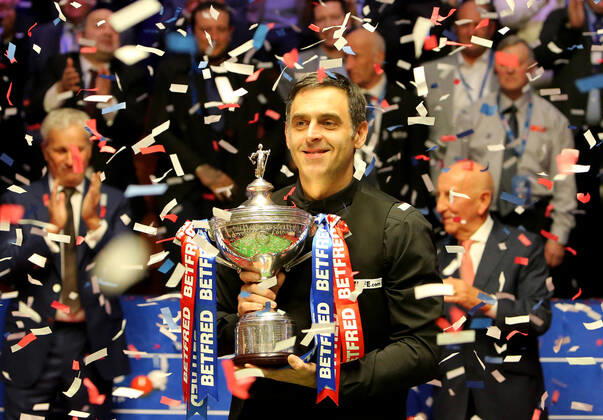 Bilder des Jahres 2022, Sport 05 Mai Sport Themen der Woche KW18 Sport Bilder des Tages May 2nd 2022; Crucible Theatre, Sheffield Yorkshire, England; Betfred World Championship, WM, Weltmeisterschaft Snooker Final, Ronnie O Sullivan versus Judd Trump: Ronnie O Sullivan celebrates winning the World Title for the 7th time  ActionPlus12385628 MarkxStephenson