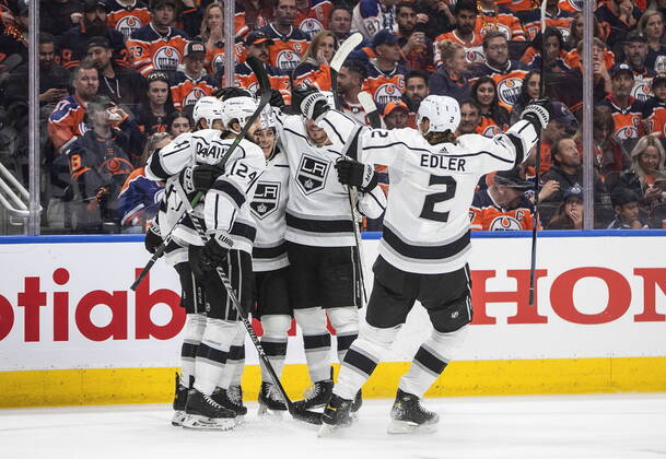 Bilder des Jahres 2022, Sport 05 Mai Sport Themen der Woche KW18 Sport Bilder des Tages May 2, 2022, EDMONTON, AB, CANADA: Los Angeles Kings celebrate a goal against the Edmonton Oilers during first period NHL, Eishockey Herren, USA playoff action in Edmonton, Monday, May 2, 2022. Canada News - May 2, 2022 - ZUMAc35_ 20220502_zaf_c35_159 Copyright: xJasonxFransonx