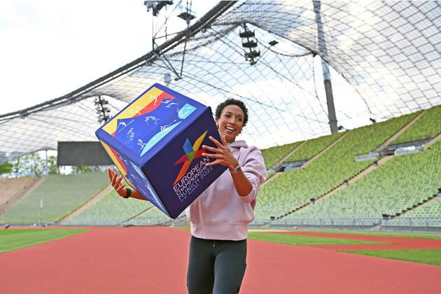Bilder des Jahres 2022, Sport 05 Mai Sport Themen der Woche KW18 Sport Bilder des Tages Malaika MIHAMBO (Weitspringerin) posiert mit einem Wuerfel mit dem Logo der European Championships im Olympia Stadion. Einzelbild,angeschnittenes Einzelmotiv, Halbfigur,halbe Figur. Pressetermin European Championships 2022 am 03.05.2022