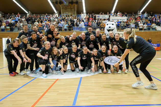 Bilder des Jahres 2022, Sport 05 Mai Sport Themen der Woche KW18 Sport Bilder des Tages Bietigheim, Deutschland 04. Mai 2022: HBF - 21 22 - SG BBM Bietigheim - VfL Oldenburg die Mannschaft von Bietigheim, Schlussjubel Schlußjubel Emotion Freude Teamfoto, Gruppenfoto, Danick Snelder (Bietigheim) hält die Meisterschale Bietigheim Halle am Viadukt Baden-Württemberg Deutschland