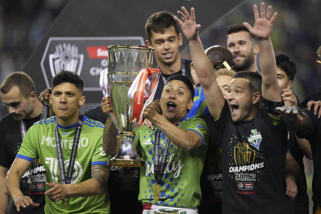 Bilder des Jahres 2022, Sport 05 Mai Sport Themen der Woche KW18 Sport Bilder des Tages SEATTLE, WA - MAY 04: Seattle Sounders forward Fredy Montero (12), Sounders forward Raul Ruidiaz (9) and Sounders midfielder Nicolas Lodeiro (10) celebrate their victory in the CONCACAF Champions League Final between the Seattle Sounders and Pumas UNAM on May 4, 2022 at Lumen Field in Seattle, WA. (Photo by Jeff Halstead Icon Sportswire) SOCCER: MAY 04 CONCACAF Champions League Final - Pumas UNAM at Seattle Sounders Icon220504025