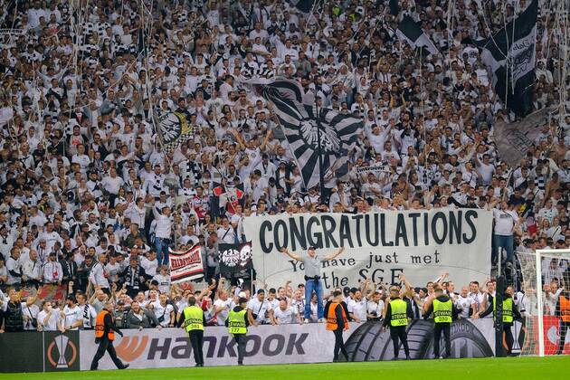 Bilder des Jahres 2022, Sport 05 Mai Sport Themen der Woche KW18 Sport Bilder des Tages Fans stuermen das Feld nach dem Sieg, Eintracht Frankfurt vs. West Ham United, Fussball, Europa League, Halbfinale, Rueckspiel, Saison 2021 2022, 05.05.2022, Eintracht Frankfurt vs. West Ham United, Fussball, Europa League, Halbfinale, Rueckspiel, Saison 2021 2022, 05.05.2022 Frankfurt am Main Copyright: xEibner-Pressefotox EP_EER