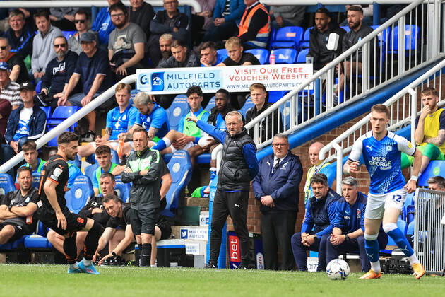 Sky Bet Championship Peterborough v Blackpool Neil Critchley head coach of Blackpool gives his team instructions Peterborough Weston Homes Stadium Cambridgeshire United Kingdom Copyright: xMarkxCosgrove NewsxImagesx