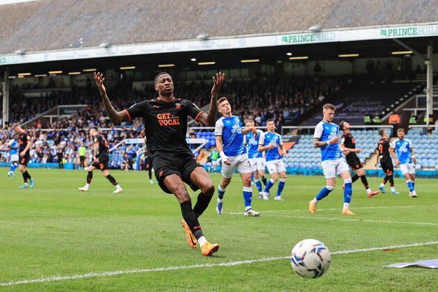 Sky Bet Championship Peterborough v Blackpool Marvin Ekpiteta 21 of Blackpool reacts during the game Peterborough Weston Homes Stadium Cambridgeshire United Kingdom Copyright: xMarkxCosgrove NewsxImagesx