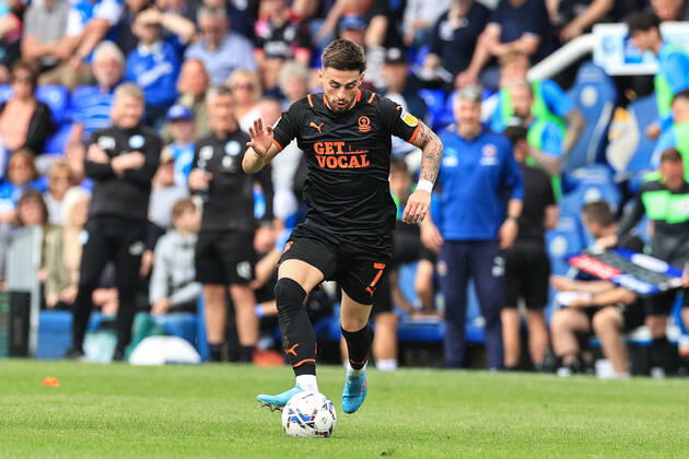 Sky Bet Championship Peterborough v Blackpool Owen Dale 7 of Blackpool breaks with the ball Peterborough Weston Homes Stadium Cambridgeshire United Kingdom Copyright: xMarkxCosgrove NewsxImagesx