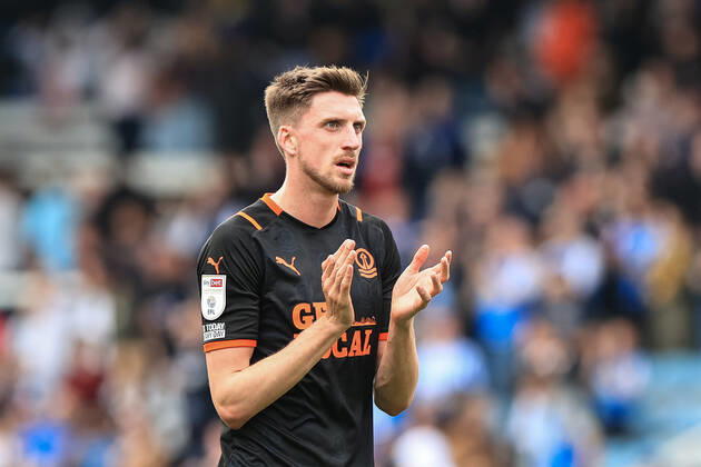 Sky Bet Championship Peterborough v Blackpool Jake Beesley 28 of Blackpool applauds the traveling fans Peterborough Weston Homes Stadium Cambridgeshire United Kingdom Copyright: xMarkxCosgrove NewsxImagesx