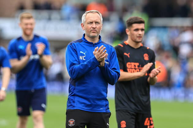 Sky Bet Championship Peterborough v Blackpool Neil Critchley head coach of Blackpool applauds the traveling fans Peterborough Weston Homes Stadium Cambridgeshire United Kingdom Copyright: xMarkxCosgrove NewsxImagesx