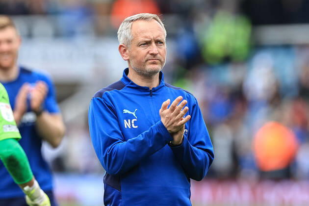 Sky Bet Championship Peterborough v Blackpool Neil Critchley head coach of Blackpool applauds the traveling fans Peterborough Weston Homes Stadium Cambridgeshire United Kingdom Copyright: xMarkxCosgrove NewsxImagesx