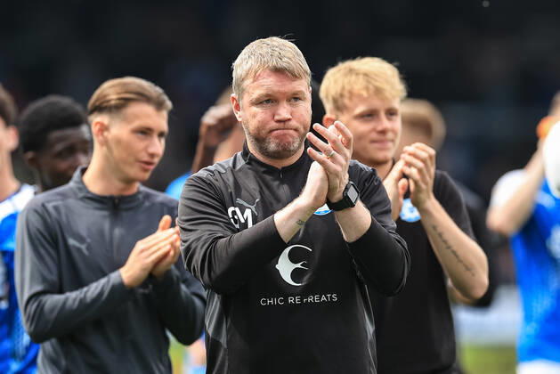 Sky Bet Championship Peterborough v Blackpool Grant McCann manager of Peterborough United applauds the traveling Blackpool fans Peterborough Weston Homes Stadium Cambridgeshire United Kingdom Copyright: xMarkxCosgrove NewsxImagesx
