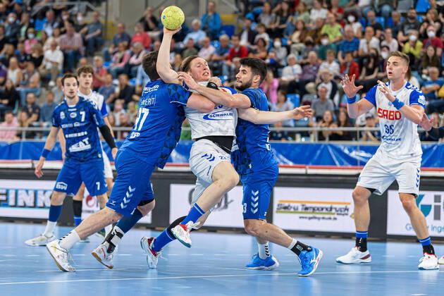 Bilder des Jahres 2022, Sport 05 Mai Sport Themen der Woche KW18 Sport Bilder des Tages Bietigheim, Deutschland 07. Mai 2022: 2. BL - 21 22 - SG BBM Bietigheim vs. VfL Gummersbach v. li. im Zweikampf Jonathan Fischer (Bietigheim), Ole Pregler (Gummersbach), Juan de la Pena (SG BBM Bietigheim) Bietigheim-Bissingen Egetrans Arena Baden-Württemberg Deutschland