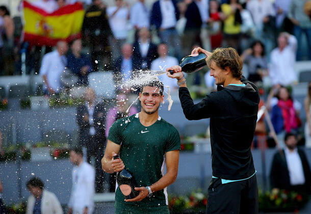 Bilder des Jahres 2022, Sport 05 Mai Sport Themen der Woche KW18 Mandatory Credit: Photo by Ella Ling Shutterstock (12927155r) Carlos Alcaraz of Spain celebrates with Alexander Zverev of Germany who sprays champagne on his head Mutua Madrid Open, Tennis, La Caja Magica, Madrid, Spain - 08 May 2022 Mutua Madrid Open, Tennis, La Caja Magica, Madrid, Spain - 08 May 2022  Copyright: xEllaxLing Shutterstockx 12927155r