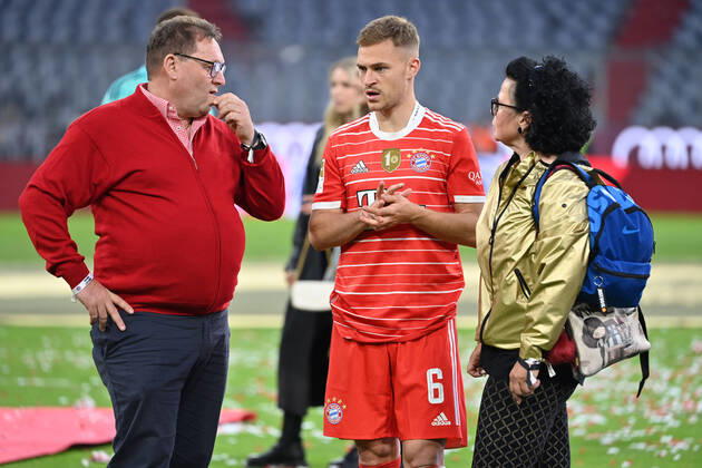 Joshua KIMMICH (Bayern Muenchen) mit Eltern, Vater Berthold und Mutter Anja nach Siegerehrung, Fussball 1. Bundesliga Saison 2021 2022, 33.Spieltag, Spieltag33. FC Bayern Muenchen-VFB Stuttgart 2-2 am 08.05.2022, A L L I A N Z A R E N A Muenchen.