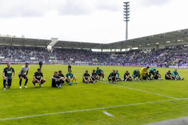 Fußball: 2. Bundesliga, Saison 2021 2022, 33. Spieltag, FC Erzgebirge Aue - SV Werder Bremen am 08.05.2022 in Erzgebirgsstadion in Aue-Bad Schlema. -TK- Der SV Werder Bremen bedankt sich bei den mitgereisten Fans für den support. DFL REGULATIONS PROHIBIT ANY USE OF PHOTOGRAPHS AS IMAGE SEQUENCES AND OR QUASI-VIDEO. Copyright: xTeresaxKrögerx