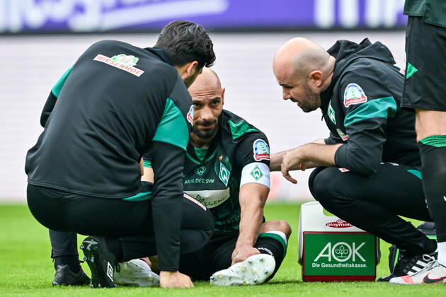 Fußball: 2. Bundesliga, Saison 2021 2022, 33. Spieltag, FC Erzgebirge Aue - SV Werder Bremen am 08.05.2022 in Erzgebirgsstadion in Aue-Bad Schlema. -TK- Bremens Ömer Toprak sitzt verletzt am Boden und wird behandelt. DFL REGULATIONS PROHIBIT ANY USE OF PHOTOGRAPHS AS IMAGE SEQUENCES AND OR QUASI-VIDEO. Copyright: xTeresaxKrögerx
