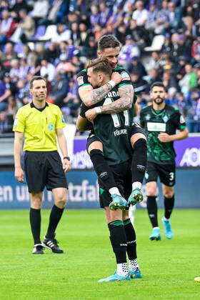 Fußball: 2. Bundesliga, Saison 2021 2022, 33. Spieltag, FC Erzgebirge Aue - SV Werder Bremen am 08.05.2022 in Erzgebirgsstadion in Aue-Bad Schlema. -TK- Bremens Niclas Füllkrug jubelt nach seinem Tor zum 2:0 mit Bremens Marco Friedl. DFL REGULATIONS PROHIBIT ANY USE OF PHOTOGRAPHS AS IMAGE SEQUENCES AND OR QUASI-VIDEO. Copyright: xTeresaxKrögerx