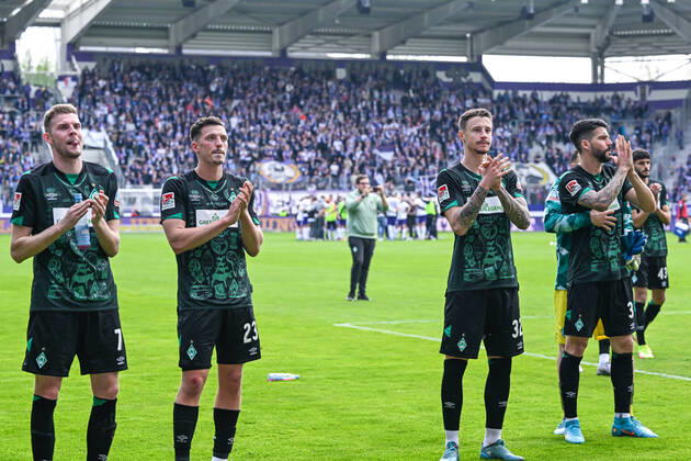 Fußball: 2. Bundesliga, Saison 2021 2022, 33. Spieltag, FC Erzgebirge Aue - SV Werder Bremen am 08.05.2022 in Erzgebirgsstadion in Aue-Bad Schlema. -TK- Bremens Marvin Ducksch (l-r), Bremens Nicolai Rapp, Bremens Marco Friedl und Bremens Anthony Jung freuen sich mit Spielschluss. DFL REGULATIONS PROHIBIT ANY USE OF PHOTOGRAPHS AS IMAGE SEQUENCES AND OR QUASI-VIDEO. Copyright: xTeresaxKrögerx