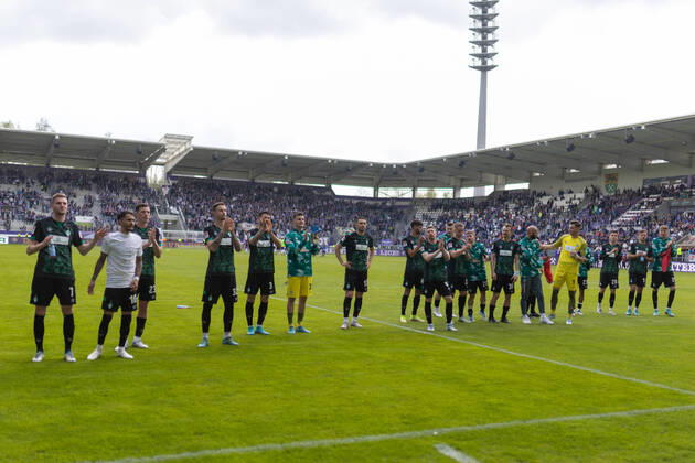 Fußball: 2. Bundesliga, Saison 2021 2022, 33. Spieltag, FC Erzgebirge Aue - SV Werder Bremen am 08.05.2022 in Erzgebirgsstadion in Aue-Bad Schlema. -TK- Der SV Werder Bremen bedankt sich bei seinen Fans für den support in Aue. DFL REGULATIONS PROHIBIT ANY USE OF PHOTOGRAPHS AS IMAGE SEQUENCES AND OR QUASI-VIDEO. Copyright: xTeresaxKrögerx