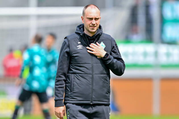 Fußball: 2. Bundesliga, Saison 2021 2022, 33. Spieltag, FC Erzgebirge Aue - SV Werder Bremen am 08.05.2022 in Erzgebirgsstadion in Aue-Bad Schlema. -TK- Bremens Trainer Ole Werner schaut konzentriert. DFL REGULATIONS PROHIBIT ANY USE OF PHOTOGRAPHS AS IMAGE SEQUENCES AND OR QUASI-VIDEO. Copyright: xTeresaxKrögerx