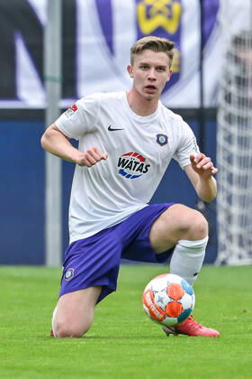 Fußball: 2. Bundesliga, Saison 2021 2022, 33. Spieltag, FC Erzgebirge Aue - SV Werder Bremen am 08.05.2022 in Erzgebirgsstadion in Aue-Bad Schlema. -TK- Aues Erik Majetschak hat den Ball am Fuß. DFL REGULATIONS PROHIBIT ANY USE OF PHOTOGRAPHS AS IMAGE SEQUENCES AND OR QUASI-VIDEO. Copyright: xTeresaxKrögerx