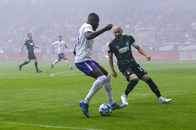 Fußball: 2. Bundesliga, Saison 2021 2022, 33. Spieltag, FC Erzgebirge Aue - SV Werder Bremen am 08.05.2022 in Erzgebirgsstadion in Aue-Bad Schlema. -TK- Aues Prince Owusu (l) und Bremens Ömer Toprak (r) kämpfen um den Ball. DFL REGULATIONS PROHIBIT ANY USE OF PHOTOGRAPHS AS IMAGE SEQUENCES AND OR QUASI-VIDEO. Copyright: xTeresaxKrögerx