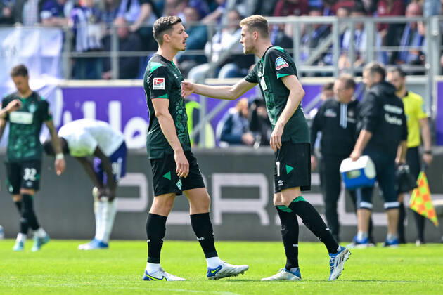 Fußball: 2. Bundesliga, Saison 2021 2022, 33. Spieltag, FC Erzgebirge Aue - SV Werder Bremen am 08.05.2022 in Erzgebirgsstadion in Aue-Bad Schlema. -TK- Bremens Nicolai Rapp (l) und Bremens Marvin Ducksch (r) sprechen miteinander. DFL REGULATIONS PROHIBIT ANY USE OF PHOTOGRAPHS AS IMAGE SEQUENCES AND OR QUASI-VIDEO. Copyright: xTeresaxKrögerx
