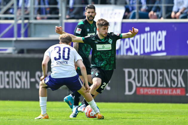 Fußball: 2. Bundesliga, Saison 2021 2022, 33. Spieltag, FC Erzgebirge Aue - SV Werder Bremen am 08.05.2022 in Erzgebirgsstadion in Aue-Bad Schlema. -TK- Aues Sam Schreck (l) im Zweikampf mit Bremens Romano Schmid (r). DFL REGULATIONS PROHIBIT ANY USE OF PHOTOGRAPHS AS IMAGE SEQUENCES AND OR QUASI-VIDEO. Copyright: xTeresaxKrögerx