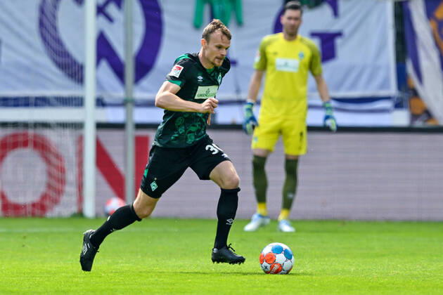 Fußball: 2. Bundesliga, Saison 2021 2022, 33. Spieltag, FC Erzgebirge Aue - SV Werder Bremen am 08.05.2022 in Erzgebirgsstadion in Aue-Bad Schlema. -TK- Bremens Christian Groß läuft mit dem Ball am Fuß. DFL REGULATIONS PROHIBIT ANY USE OF PHOTOGRAPHS AS IMAGE SEQUENCES AND OR QUASI-VIDEO. Copyright: xTeresaxKrögerx