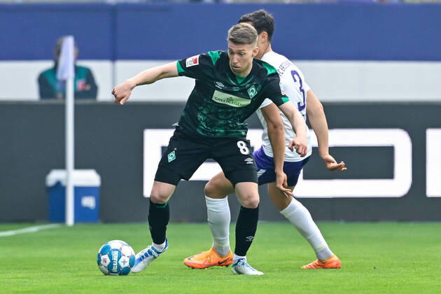 Fußball: 2. Bundesliga, Saison 2021 2022, 33. Spieltag, FC Erzgebirge Aue - SV Werder Bremen am 08.05.2022 in Erzgebirgsstadion in Aue-Bad Schlema. -TK- Bremens Mitchell Weiser (l) im Zweikampf mit Aues Dirk Carlson (r). DFL REGULATIONS PROHIBIT ANY USE OF PHOTOGRAPHS AS IMAGE SEQUENCES AND OR QUASI-VIDEO. Copyright: xTeresaxKrögerx