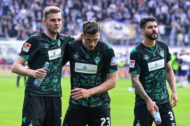 Fußball: 2. Bundesliga, Saison 2021 2022, 33. Spieltag, FC Erzgebirge Aue - SV Werder Bremen am 08.05.2022 in Erzgebirgsstadion in Aue-Bad Schlema. -TK- Bremens Marvin Ducksch (l-r), Bremens Nicolai Rapp und Bremens Anthony Jung freuen sich mit Spielschluss. DFL REGULATIONS PROHIBIT ANY USE OF PHOTOGRAPHS AS IMAGE SEQUENCES AND OR QUASI-VIDEO. Copyright: xTeresaxKrögerx