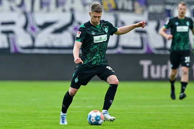 Fußball: 2. Bundesliga, Saison 2021 2022, 33. Spieltag, FC Erzgebirge Aue - SV Werder Bremen am 08.05.2022 in Erzgebirgsstadion in Aue-Bad Schlema. -TK- Bremens Mitchell Weiser läuft mit dem Ball am Fuß. DFL REGULATIONS PROHIBIT ANY USE OF PHOTOGRAPHS AS IMAGE SEQUENCES AND OR QUASI-VIDEO. Copyright: xTeresaxKrögerx
