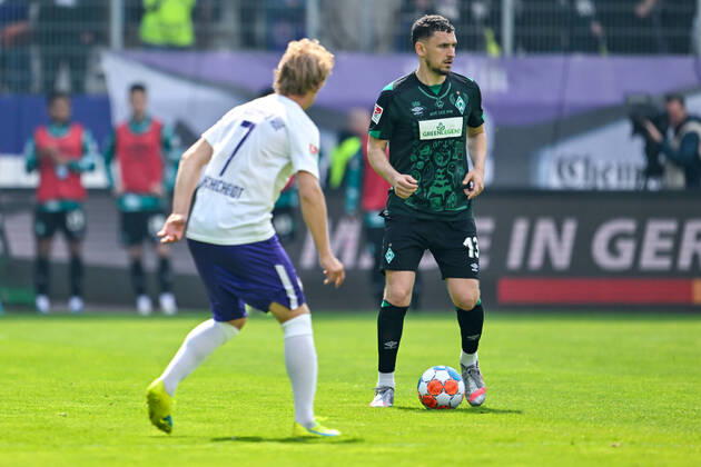 Fußball: 2. Bundesliga, Saison 2021 2022, 33. Spieltag, FC Erzgebirge Aue - SV Werder Bremen am 08.05.2022 in Erzgebirgsstadion in Aue-Bad Schlema. -TK- Bremens Nicolai Rapp (r) läuft mit dem Ball am Fuß. Im Vordergrund Aues Jan Hochscheidt. DFL REGULATIONS PROHIBIT ANY USE OF PHOTOGRAPHS AS IMAGE SEQUENCES AND OR QUASI-VIDEO. Copyright: xTeresaxKrögerx