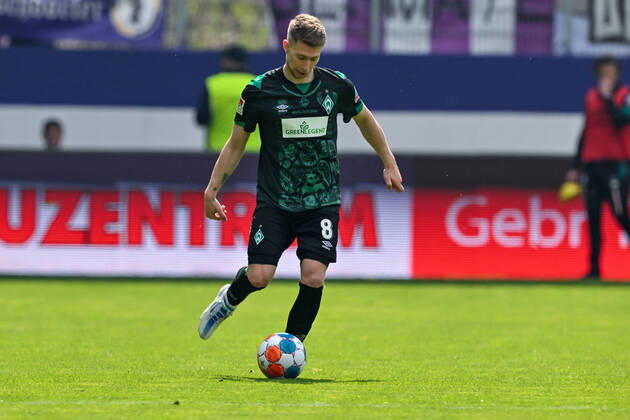 Fußball: 2. Bundesliga, Saison 2021 2022, 33. Spieltag, FC Erzgebirge Aue - SV Werder Bremen am 08.05.2022 in Erzgebirgsstadion in Aue-Bad Schlema. -TK- Bremens Mitchell Weiser läuft mit dem Ball am Fuß. DFL REGULATIONS PROHIBIT ANY USE OF PHOTOGRAPHS AS IMAGE SEQUENCES AND OR QUASI-VIDEO. Copyright: xTeresaxKrögerx