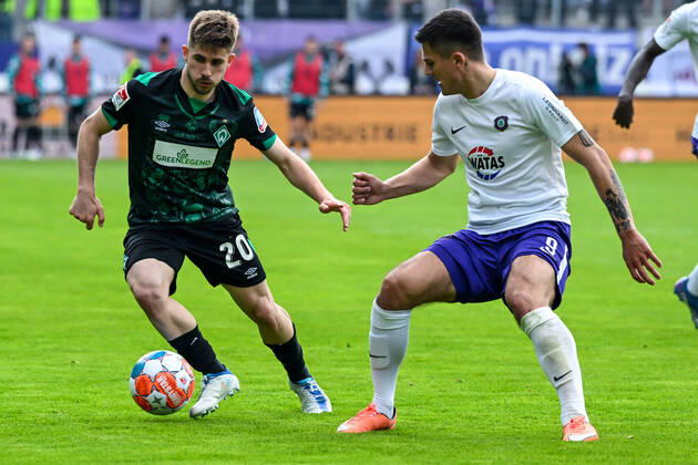 Fußball: 2. Bundesliga, Saison 2021 2022, 33. Spieltag, FC Erzgebirge Aue - SV Werder Bremen am 08.05.2022 in Erzgebirgsstadion in Aue-Bad Schlema. -TK- Bremens Romano Schmid (l) im Zweikampf mit Aues Antonio Jonjic (r). DFL REGULATIONS PROHIBIT ANY USE OF PHOTOGRAPHS AS IMAGE SEQUENCES AND OR QUASI-VIDEO. Copyright: xTeresaxKrögerx