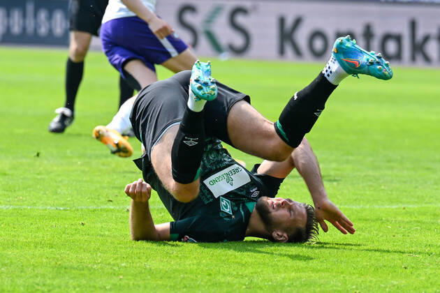 Fußball: 2. Bundesliga, Saison 2021 2022, 33. Spieltag, FC Erzgebirge Aue - SV Werder Bremen am 08.05.2022 in Erzgebirgsstadion in Aue-Bad Schlema. -TK- Bremens Niclas Füllkrug fällt hin. DFL REGULATIONS PROHIBIT ANY USE OF PHOTOGRAPHS AS IMAGE SEQUENCES AND OR QUASI-VIDEO. Copyright: xTeresaxKrögerx