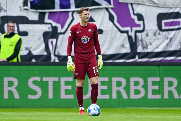 Fußball: 2. Bundesliga, Saison 2021 2022, 33. Spieltag, FC Erzgebirge Aue - SV Werder Bremen am 08.05.2022 in Erzgebirgsstadion in Aue-Bad Schlema. -TK- Aues Torwart Philipp Klewin mit dem Ball am Fuß. DFL REGULATIONS PROHIBIT ANY USE OF PHOTOGRAPHS AS IMAGE SEQUENCES AND OR QUASI-VIDEO. Copyright: xTeresaxKrögerx