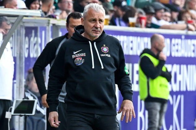Fußball: 2. Bundesliga, Saison 2021 2022, 33. Spieltag, FC Erzgebirge Aue - SV Werder Bremen am 08.05.2022 in Erzgebirgsstadion in Aue-Bad Schlema. -TK- Aues Trainer Pavel Dotchev schaut irritiert. DFL REGULATIONS PROHIBIT ANY USE OF PHOTOGRAPHS AS IMAGE SEQUENCES AND OR QUASI-VIDEO. Copyright: xTeresaxKrögerx