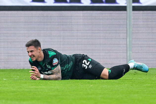 Fußball: 2. Bundesliga, Saison 2021 2022, 33. Spieltag, FC Erzgebirge Aue - SV Werder Bremen am 08.05.2022 in Erzgebirgsstadion in Aue-Bad Schlema. -TK- Bremens Marco Friedl schaut schmerzverzerrt. DFL REGULATIONS PROHIBIT ANY USE OF PHOTOGRAPHS AS IMAGE SEQUENCES AND OR QUASI-VIDEO. Copyright: xTeresaxKrögerx