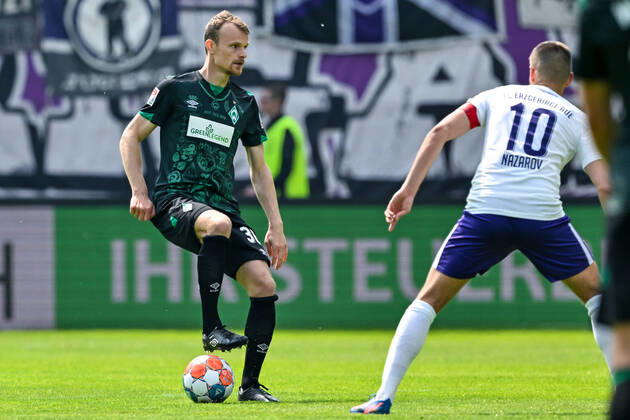 Fußball: 2. Bundesliga, Saison 2021 2022, 33. Spieltag, FC Erzgebirge Aue - SV Werder Bremen am 08.05.2022 in Erzgebirgsstadion in Aue-Bad Schlema. -TK- Bremens Christian Groß (l) im Zweikampf mit Aues Dimitrij Nazarov (r). DFL REGULATIONS PROHIBIT ANY USE OF PHOTOGRAPHS AS IMAGE SEQUENCES AND OR QUASI-VIDEO. Copyright: xTeresaxKrögerx