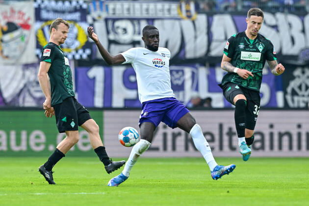 Fußball: 2. Bundesliga, Saison 2021 2022, 33. Spieltag, FC Erzgebirge Aue - SV Werder Bremen am 08.05.2022 in Erzgebirgsstadion in Aue-Bad Schlema. -TK- Bremens Christian Groß (l) im Zweikampf mit Aues Prince Owusu (m) und Bremens Marco Friedl (r) unterstützt. DFL REGULATIONS PROHIBIT ANY USE OF PHOTOGRAPHS AS IMAGE SEQUENCES AND OR QUASI-VIDEO. Copyright: xTeresaxKrögerx