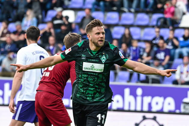 Fußball: 2. Bundesliga, Saison 2021 2022, 33. Spieltag, FC Erzgebirge Aue - SV Werder Bremen am 08.05.2022 in Erzgebirgsstadion in Aue-Bad Schlema. -TK- Bremens Niclas Füllkrug jubelt nach seinem Tor zum 2:0. DFL REGULATIONS PROHIBIT ANY USE OF PHOTOGRAPHS AS IMAGE SEQUENCES AND OR QUASI-VIDEO. Copyright: xTeresaxKrögerx