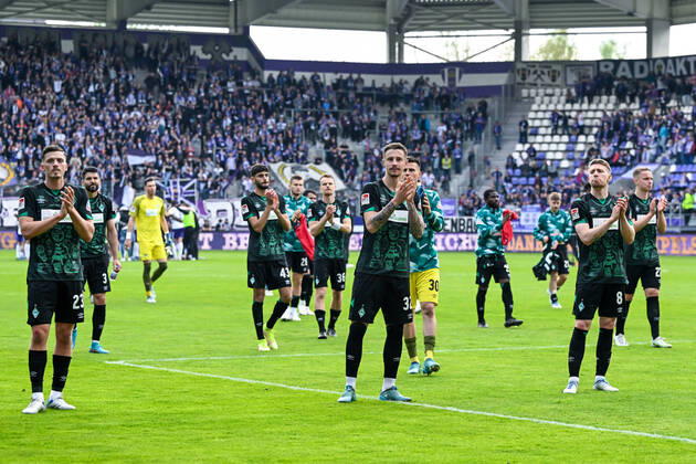 Fußball: 2. Bundesliga, Saison 2021 2022, 33. Spieltag, FC Erzgebirge Aue - SV Werder Bremen am 08.05.2022 in Erzgebirgsstadion in Aue-Bad Schlema. -TK- Der SV Werder Bremen bedankt sich bei seinen Fans. DFL REGULATIONS PROHIBIT ANY USE OF PHOTOGRAPHS AS IMAGE SEQUENCES AND OR QUASI-VIDEO. Copyright: xTeresaxKrögerx