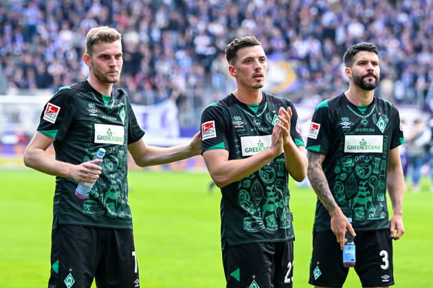 Fußball: 2. Bundesliga, Saison 2021 2022, 33. Spieltag, FC Erzgebirge Aue - SV Werder Bremen am 08.05.2022 in Erzgebirgsstadion in Aue-Bad Schlema. -TK- Bremens Marvin Ducksch (l-r), Bremens Nicolai Rapp und Bremens Anthony Jung freuen sich mit Spielschluss. DFL REGULATIONS PROHIBIT ANY USE OF PHOTOGRAPHS AS IMAGE SEQUENCES AND OR QUASI-VIDEO. Copyright: xTeresaxKrögerx