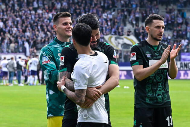 Fußball: 2. Bundesliga, Saison 2021 2022, 33. Spieltag, FC Erzgebirge Aue - SV Werder Bremen am 08.05.2022 in Erzgebirgsstadion in Aue-Bad Schlema. -TK- Bremens Torwart Michael Zetterer (l-r), Bremens Anthony Jung umarmt Bremens Leonardo Bittencourt und Bremens Milos Veljkovic (r) klatscht den Fans zu. DFL REGULATIONS PROHIBIT ANY USE OF PHOTOGRAPHS AS IMAGE SEQUENCES AND OR QUASI-VIDEO. Copyright: xTeresaxKrögerx