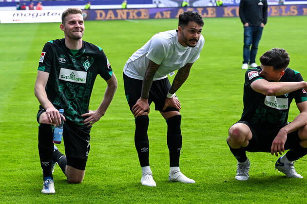 Fußball: 2. Bundesliga, Saison 2021 2022, 33. Spieltag, FC Erzgebirge Aue - SV Werder Bremen am 08.05.2022 in Erzgebirgsstadion in Aue-Bad Schlema. -TK- Bremens Marvin Ducksch (l-r) grinst und Bremens Leonardo Bittencourt und Bremens Nicolai Rapp schauen erschöpft. DFL REGULATIONS PROHIBIT ANY USE OF PHOTOGRAPHS AS IMAGE SEQUENCES AND OR QUASI-VIDEO. Copyright: xTeresaxKrögerx
