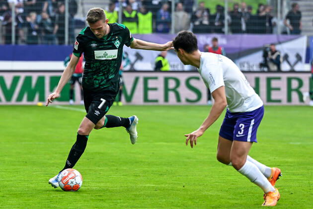 Fußball: 2. Bundesliga, Saison 2021 2022, 33. Spieltag, FC Erzgebirge Aue - SV Werder Bremen am 08.05.2022 in Erzgebirgsstadion in Aue-Bad Schlema. -TK- Bremens Marvin Ducksch (l) schießt den Ball und Aues Dirk Carlson (r) versucht zu blocken. DFL REGULATIONS PROHIBIT ANY USE OF PHOTOGRAPHS AS IMAGE SEQUENCES AND OR QUASI-VIDEO. Copyright: xTeresaxKrögerx