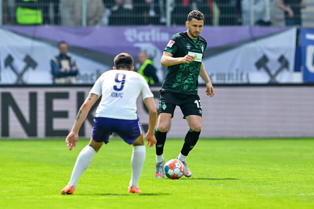 Fußball: 2. Bundesliga, Saison 2021 2022, 33. Spieltag, FC Erzgebirge Aue - SV Werder Bremen am 08.05.2022 in Erzgebirgsstadion in Aue-Bad Schlema. -TK- Aues Antonio Jonjic (l) im Zweikampf mit Bremens Milos Veljkovic (r) DFL REGULATIONS PROHIBIT ANY USE OF PHOTOGRAPHS AS IMAGE SEQUENCES AND OR QUASI-VIDEO. Copyright: xTeresaxKrögerx