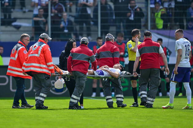 Fußball: 2. Bundesliga, Saison 2021 2022, 33. Spieltag, FC Erzgebirge Aue - SV Werder Bremen am 08.05.2022 in Erzgebirgsstadion in Aue-Bad Schlema. -TK- Aues Dirk Carlson muss verletzt vom Platz. DFL REGULATIONS PROHIBIT ANY USE OF PHOTOGRAPHS AS IMAGE SEQUENCES AND OR QUASI-VIDEO. Copyright: xTeresaxKrögerx
