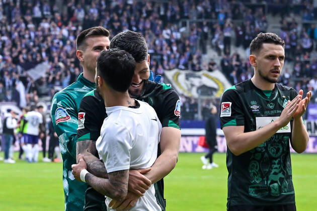 Fußball: 2. Bundesliga, Saison 2021 2022, 33. Spieltag, FC Erzgebirge Aue - SV Werder Bremen am 08.05.2022 in Erzgebirgsstadion in Aue-Bad Schlema. -TK- Bremens Torwart Michael Zetterer (l-r), Bremens Anthony Jung umarmt Bremens Leonardo Bittencourt und Bremens Milos Veljkovic (r) klatscht den Fans zu. DFL REGULATIONS PROHIBIT ANY USE OF PHOTOGRAPHS AS IMAGE SEQUENCES AND OR QUASI-VIDEO. Copyright: xTeresaxKrögerx